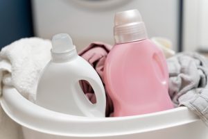 O que é base amaciante a frio e como ela pode ser a solução para as lavagens de roupa