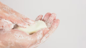 Como os tensoativos aniônicos atuam na remoção de gordura e sujeira