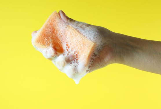 Como os tensoativos aniônicos atuam na remoção de gordura e sujeira
