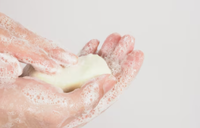 Como os tensoativos aniônicos atuam na remoção de gordura e sujeira